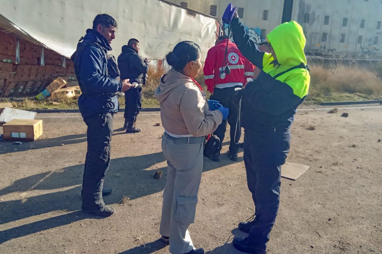 Policía de Huamantla atiende percance entre tren y tráiler; PC brinda auxilio a dos lesionados